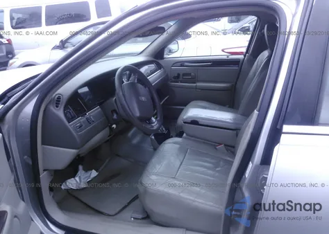 2005 Lincoln Town Car Signature z USA, uszkodzony, nr VIN 1LNHM81W65Y667135